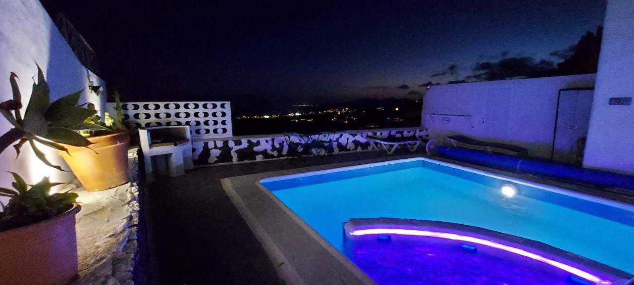 Aloelux Villa !! - Private Villa With Pool , Jacuzzi, Cinema, Massage ,Wonderful View, Art Desing Villa تياس المظهر الخارجي الصورة